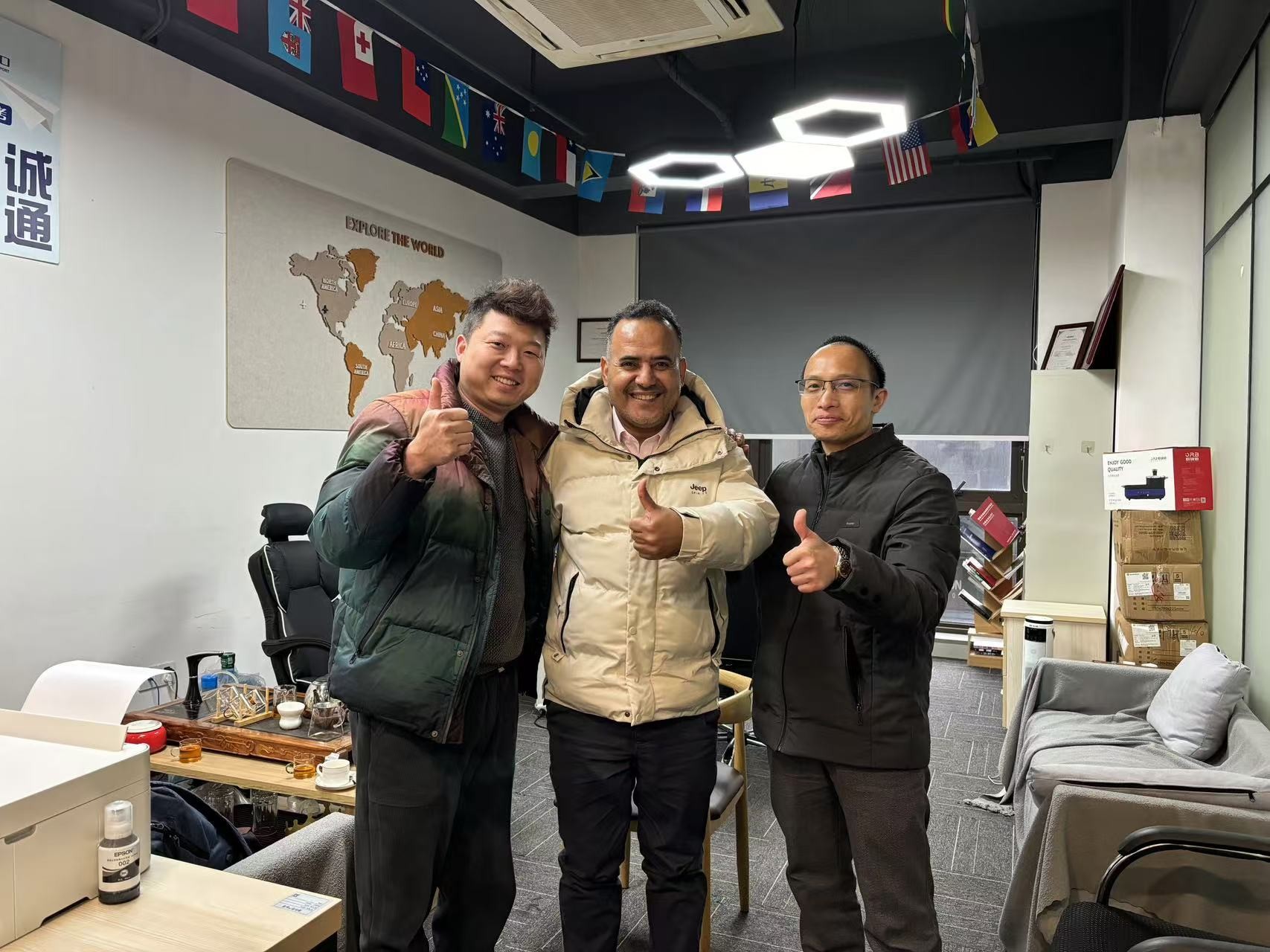 Dernière affaire concernant Les clients visitent notre entreprise